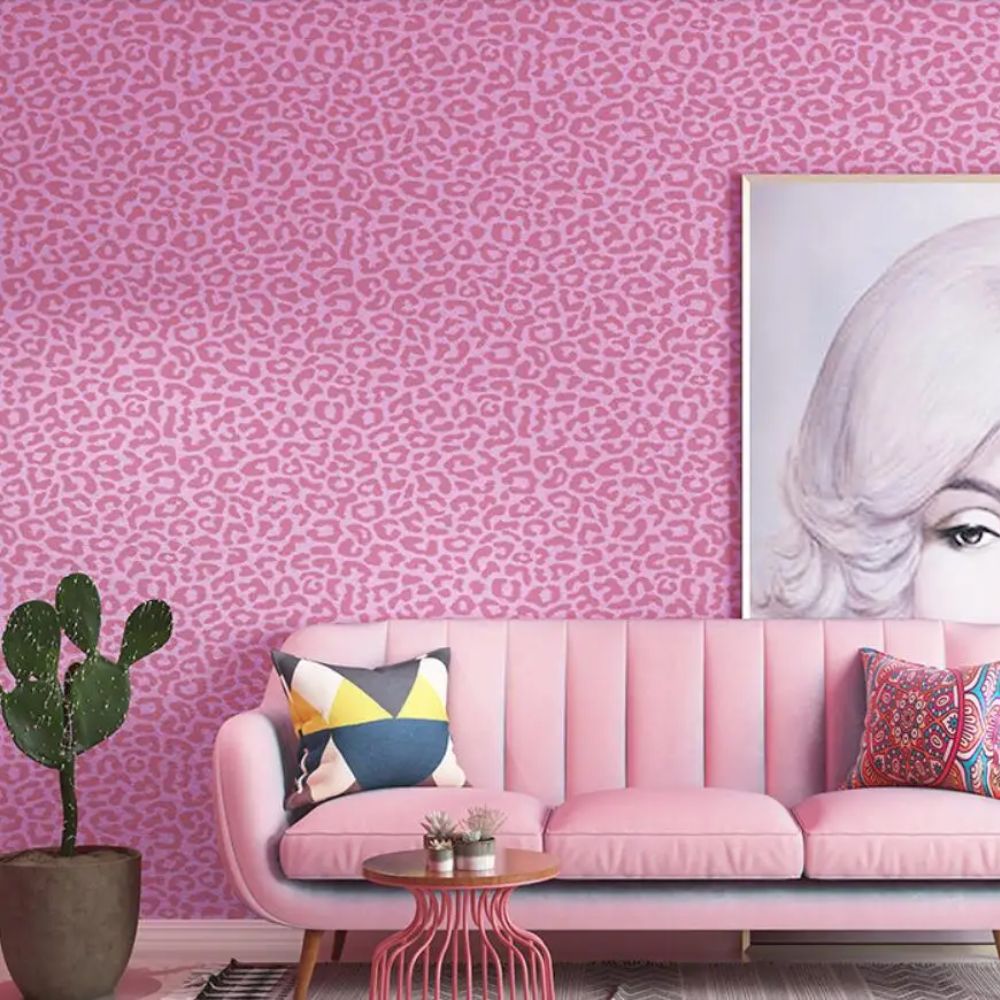 Papier peint léopard rose salon