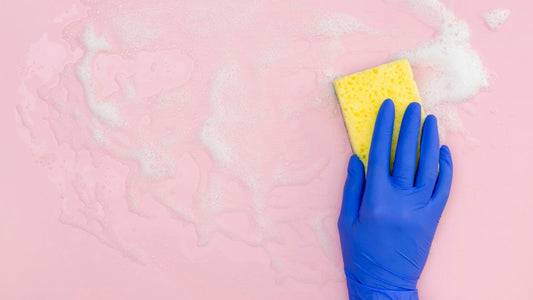 Enlever les taches sur un papier peint