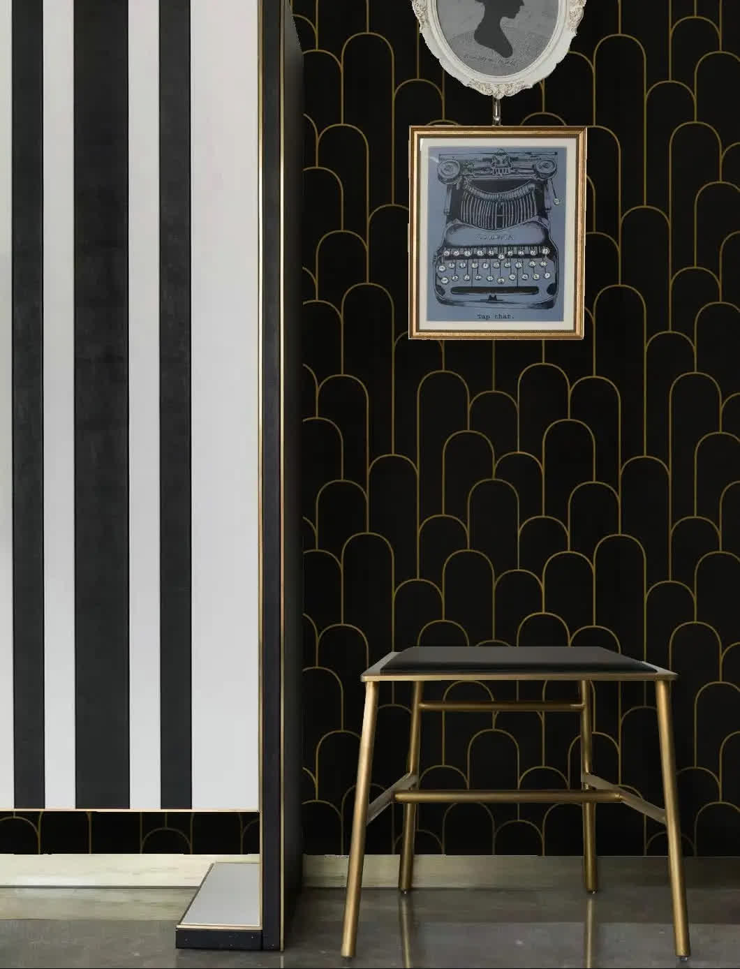 Papier peint noir et or geometrique deco mural