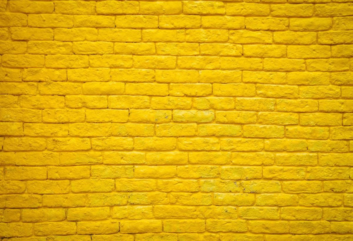 Papier peint brique jaune